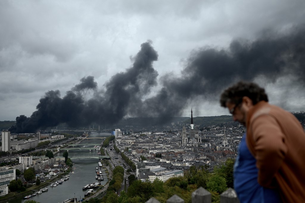 Fumaça saindo de fábrica em Paris, na França