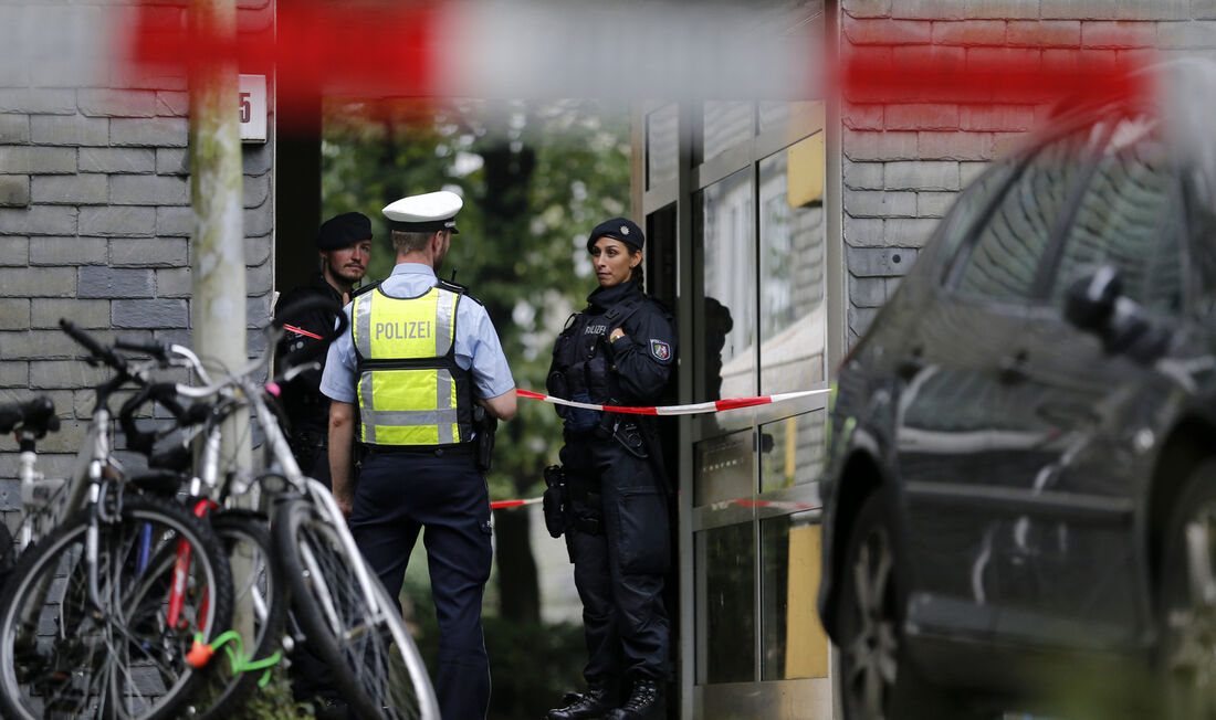 Polícia alemã em frente ao prédio onde as crianças morreram