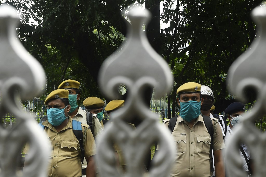 Policiais indianos em meio à pandemia