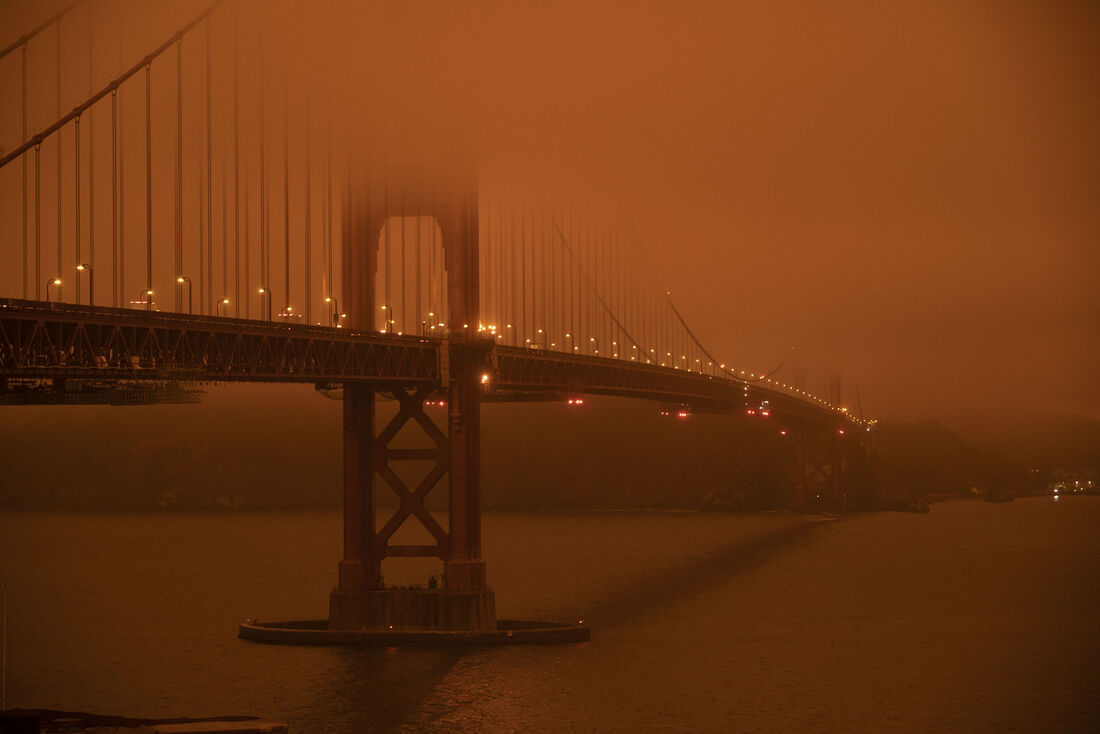 Céu na cor laranja em foto tirada na Ponte de São Francisco, EUA