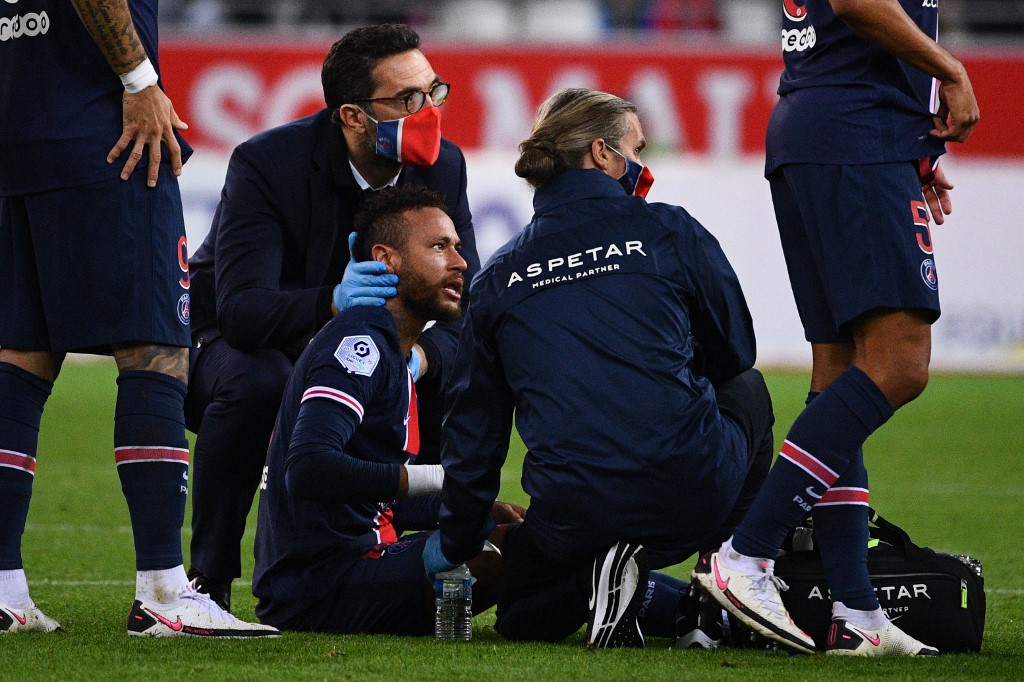 Neymar recebe atendimento após sentir dores contra o Stade de Reims