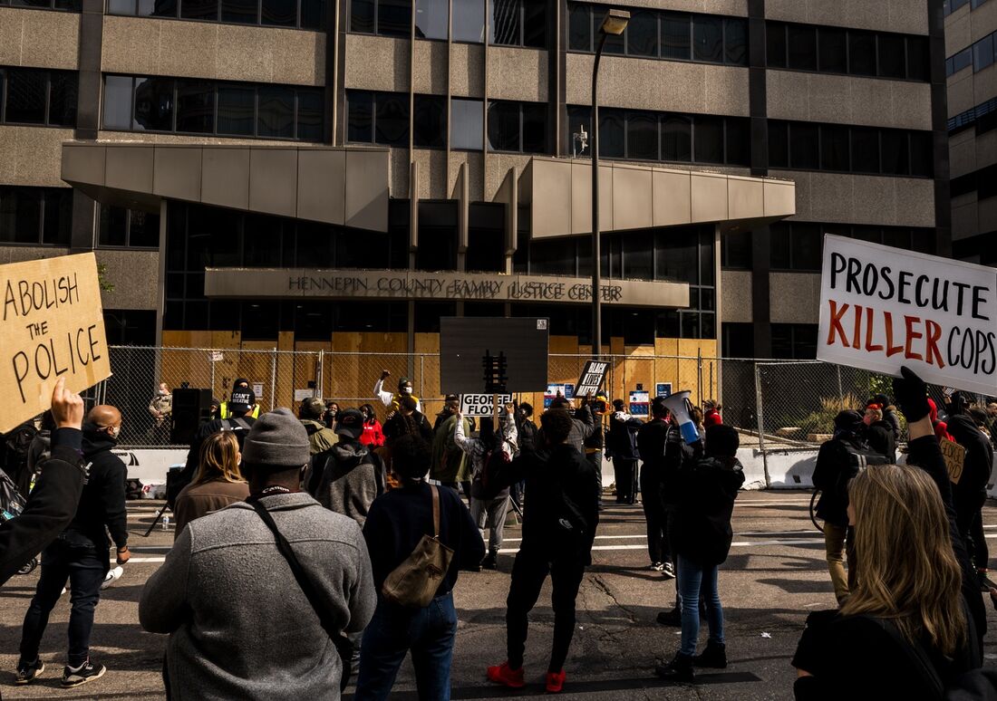 Manifestante centro de Minneapolis pedindo justiça pela morte de George Floyd