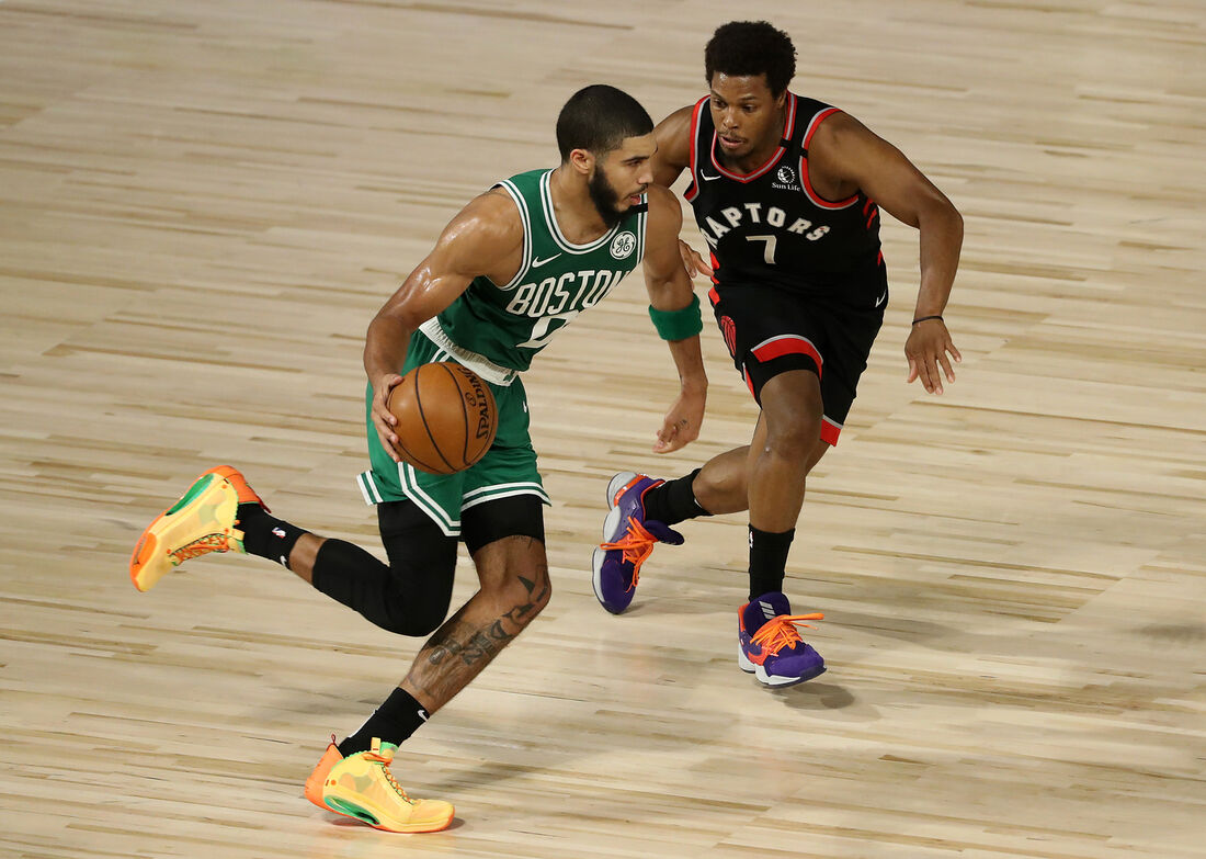 Jayson Tatum e Kyle Lowry disputam bola na semifinal da Conferência Leste