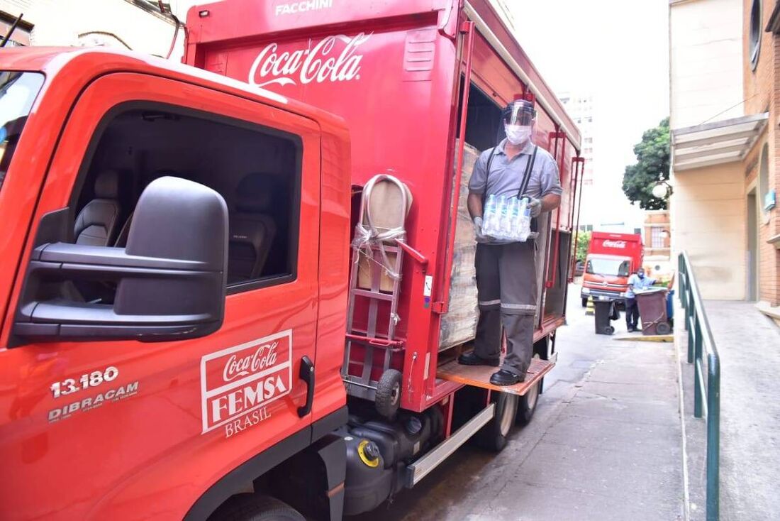 Caminhão e funcionário da Coca-Cola