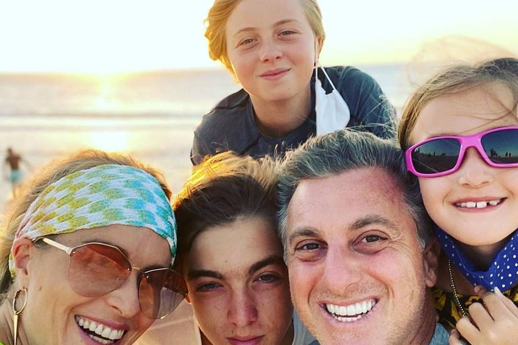 Luciano Huck com a família comemorando aniversário