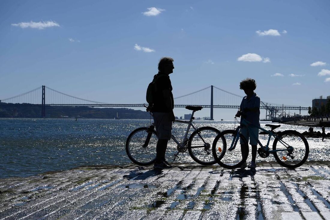 Pessoas com bicicleta em Lisboa