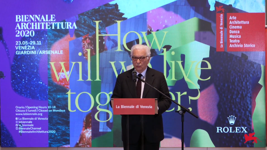 Paolo Baratta, presidente da Bienal de Arquitetura de Veneza, apresentando o evento em fevereiro de 2020