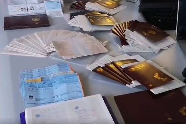 Passaportes e documentos 