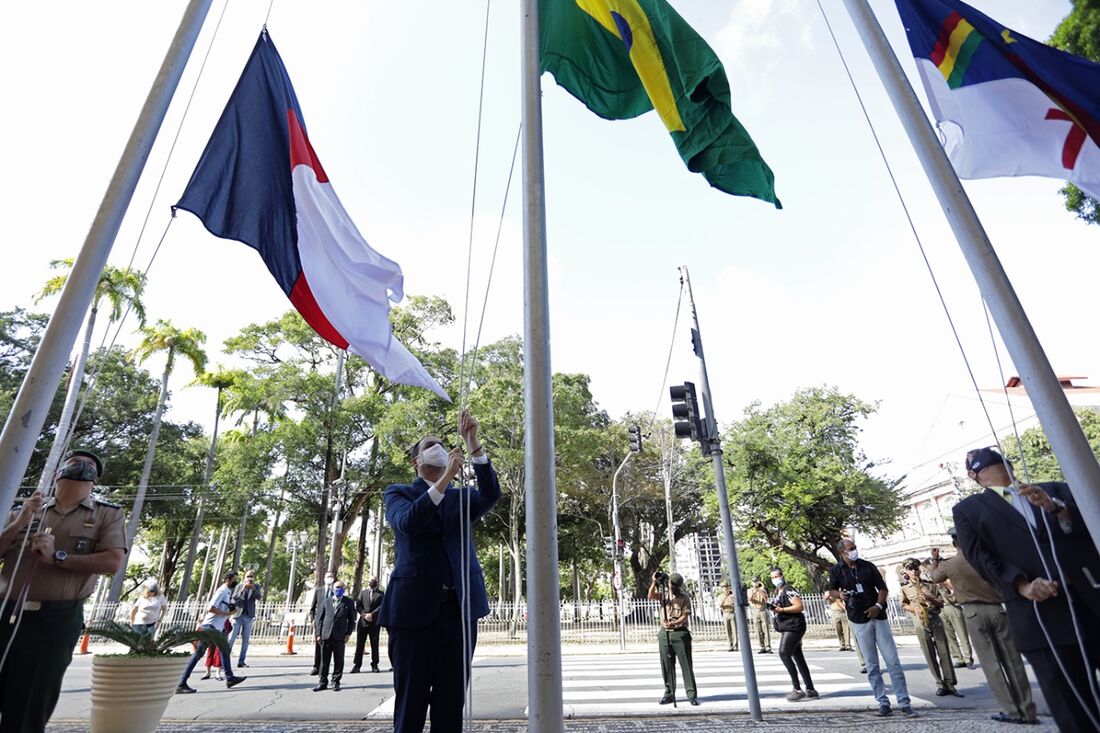 Hasteamento de bandeiras marca o 7 de Setembro em Pernambuco