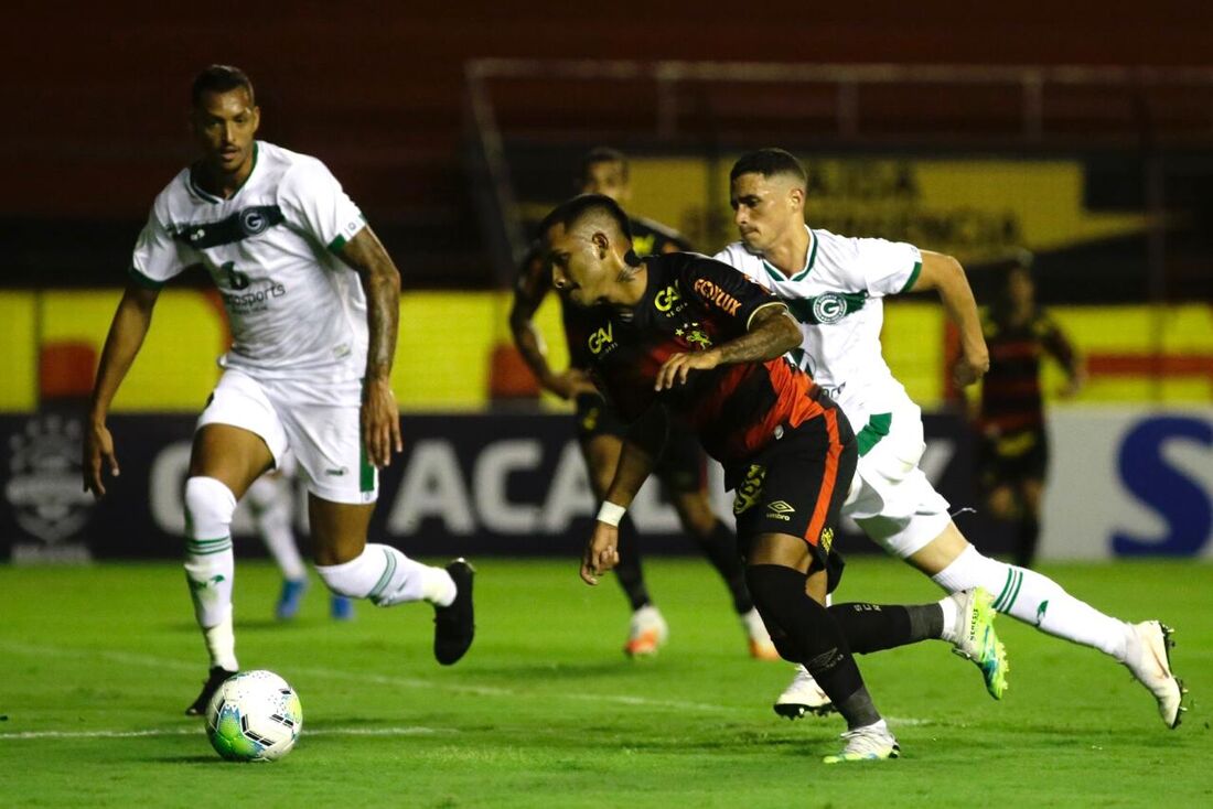 Marquinhos em ação contra o Goiás. Atacante fez o segundo gol rubro-negro