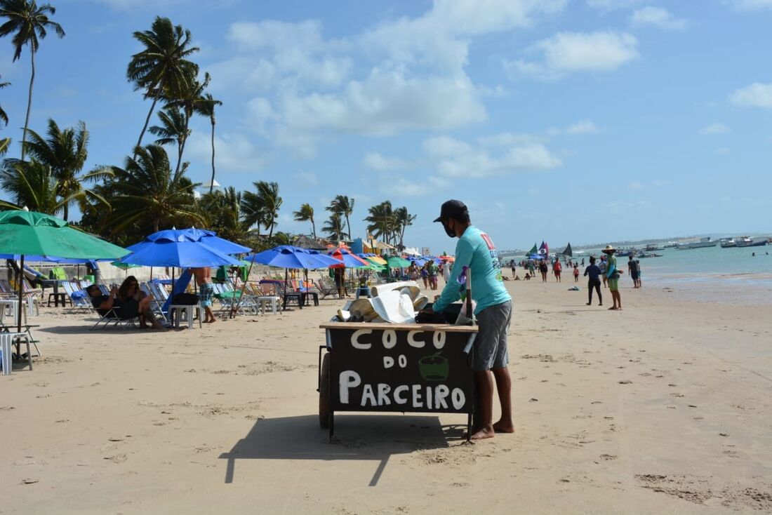 Trabalhadores da faixa de areia em Ipojuca