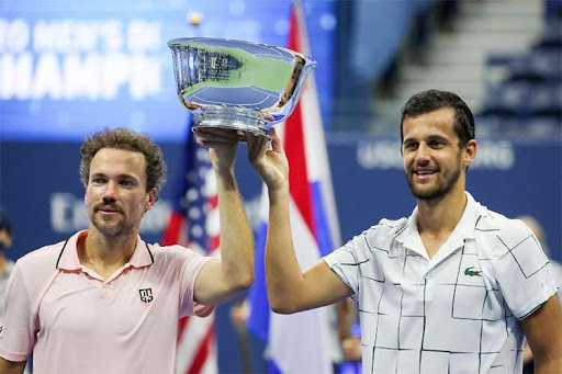 Bruno Soares (esq) ao lado do croata Mate Pavic (dir). Dupla foi campeã do US Open