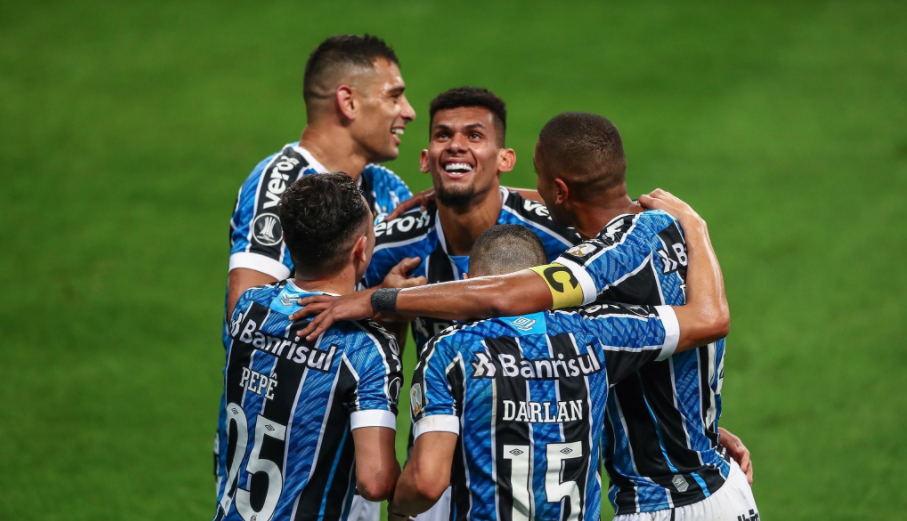 Jogadores gremistas comemorando o gol de Rodrigues