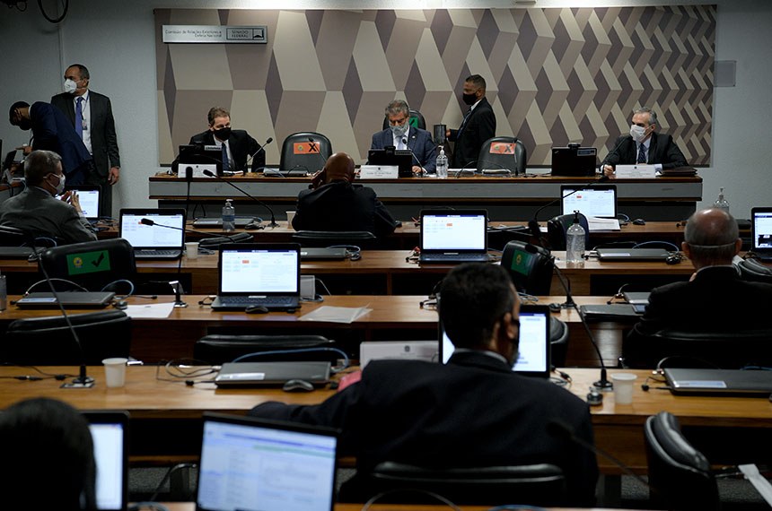 m reunião semipresencial da Comissão de Relações Exteriores nesta segunda-feira (21), senadores sabatinaram indicados aos postos de embaixadas