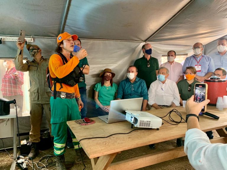 Parlamentares se reuniram com bombeiros e gestores locais em busca de soluções para a emergência ambiental