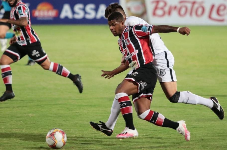 Jáderson em ação com a camisa do Santa