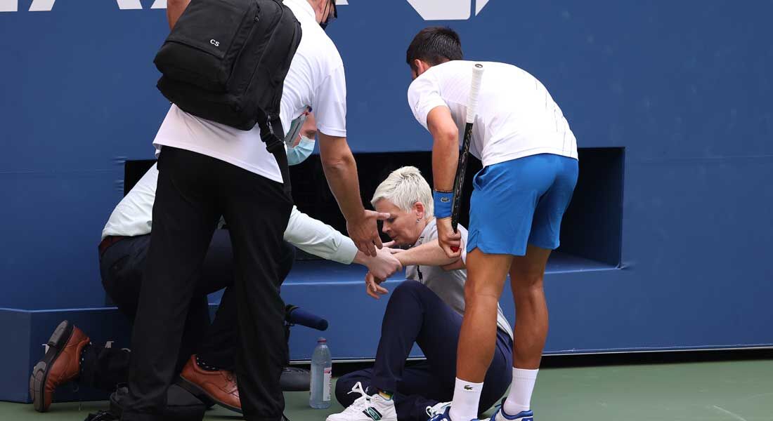 Djokovic acerta bolada acidental em juíza e é desclassificado do US Open