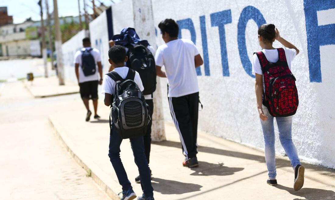 Adolescentes voltando da escola