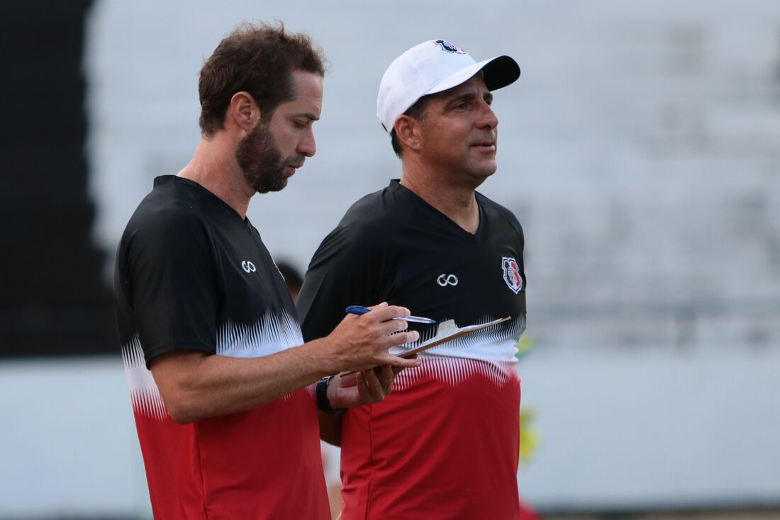 Marcelo Martelotte ao lado do auxiliar Júnior