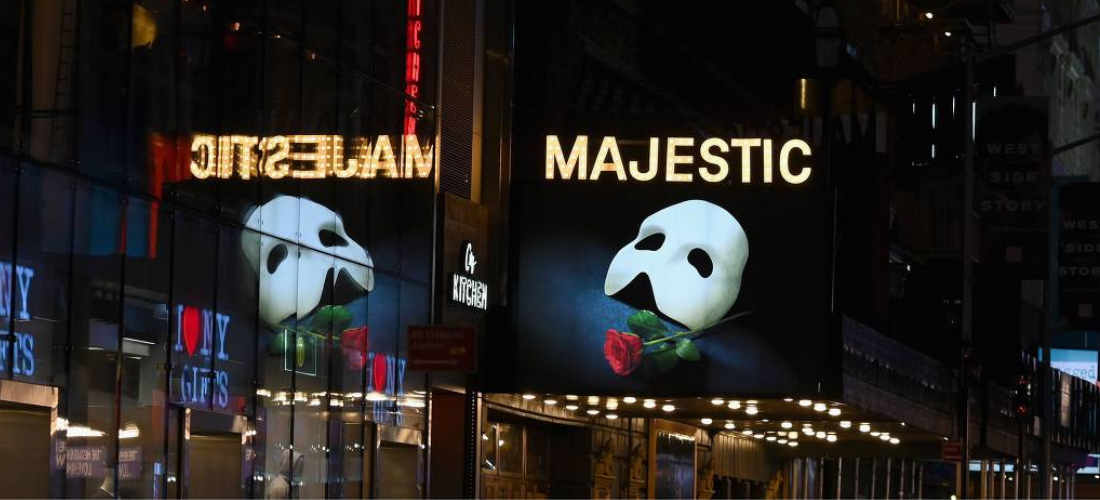 Cartaz da peça da Broadway "O Fantasma da Ópera", na Time Square em Nova York, em 12 de março de 2020