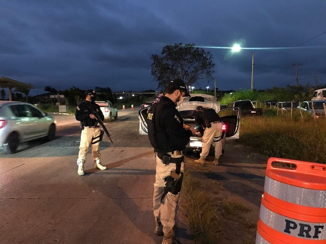 Operação da PRF nas rodovias federais de Pernambuco.