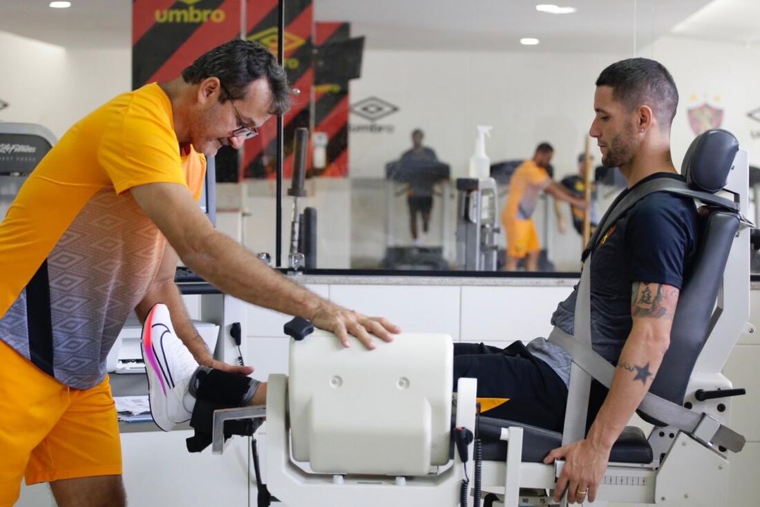 Thiago Neves fazendo trabalho com o fisiologista Inaldo Freire