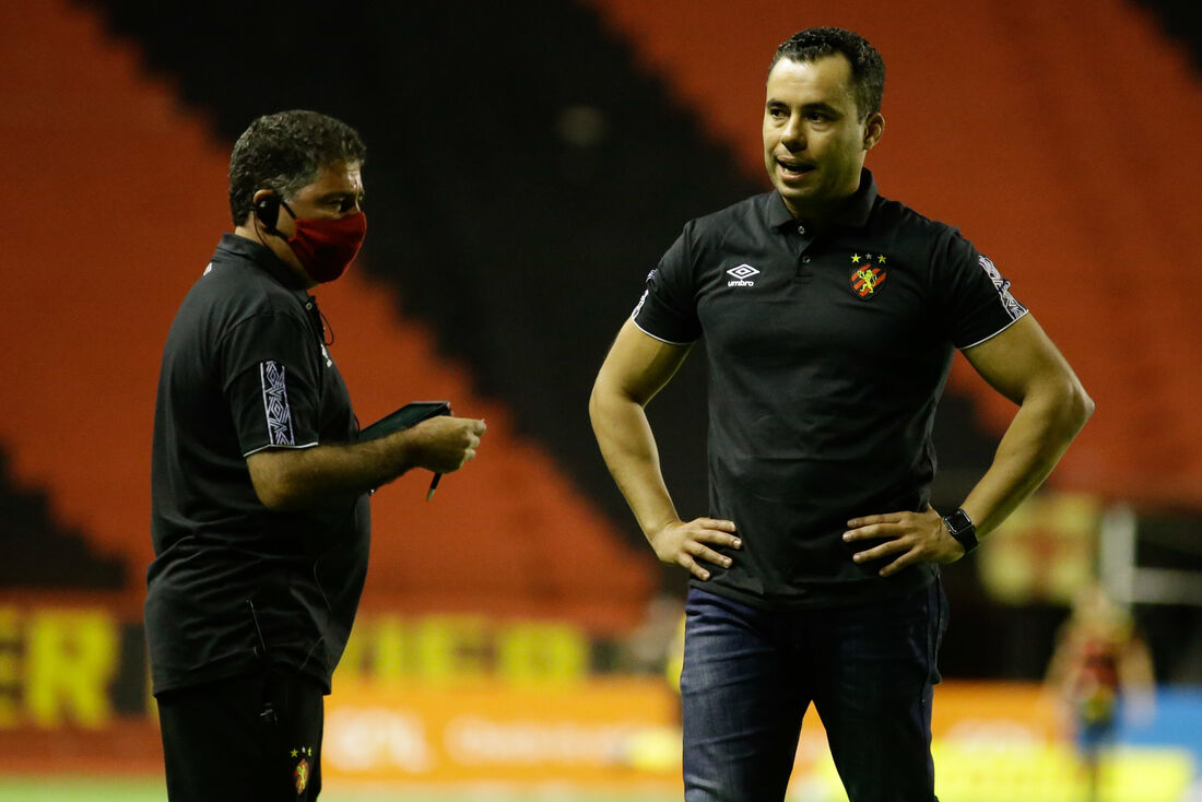 Jair Ventura durante o confronto com o Goiás