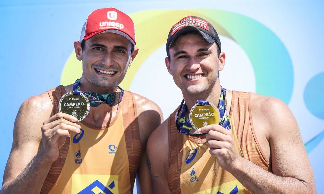 Dupla André e George estampando as medalhas de ouro