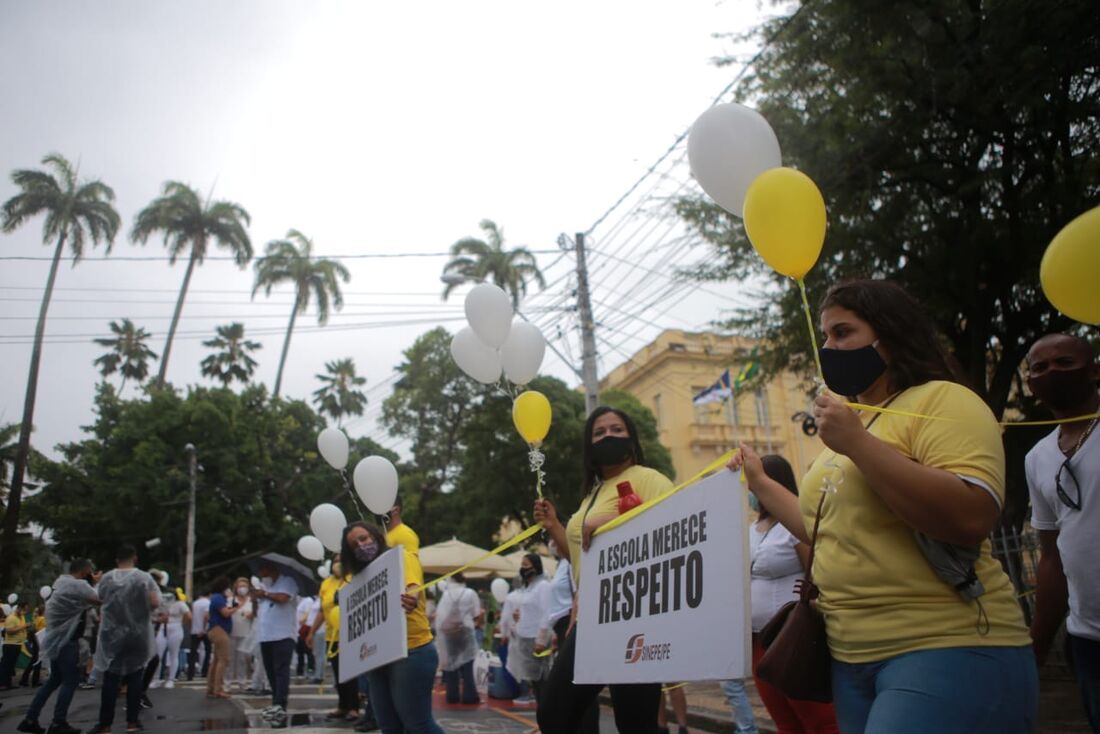 Protesto pela volta das aulas presenciais no Recife