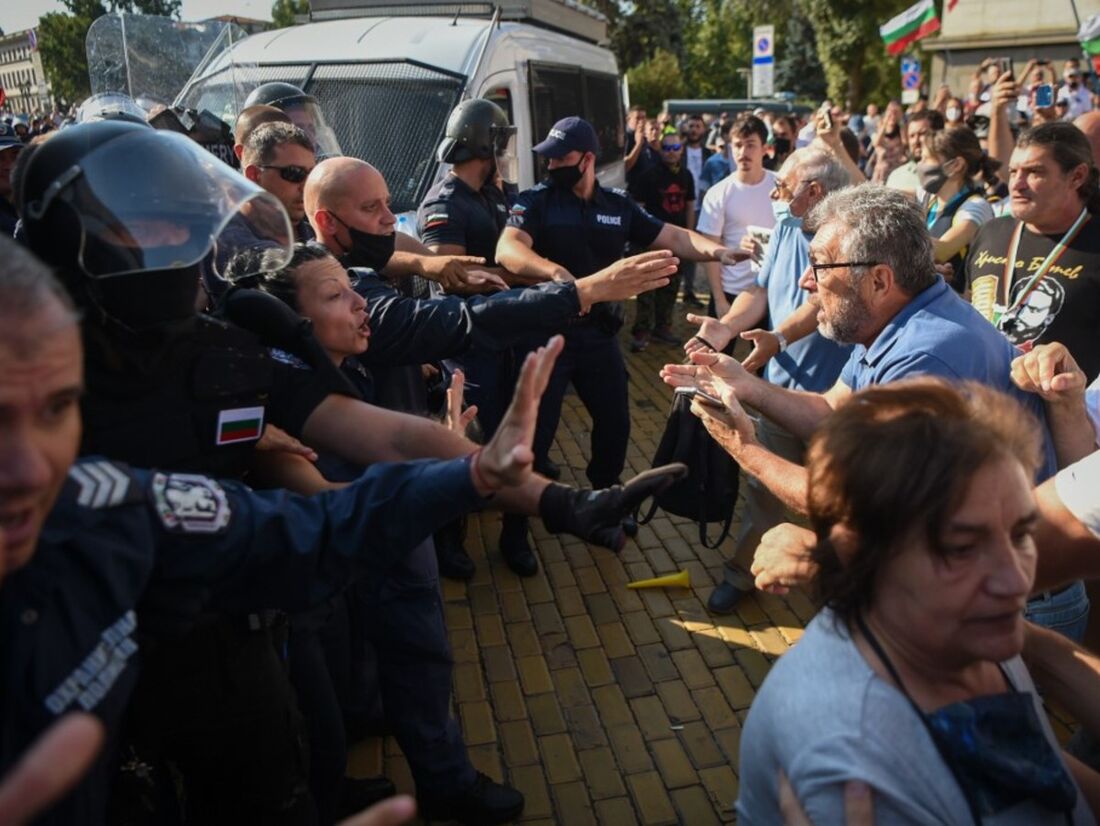 Houve confronto quando manifestantes tentaram romper o cordão formado pela tropa de choque