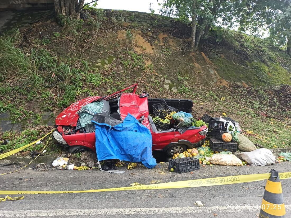 Carro transportava caixas com frutas e verduras