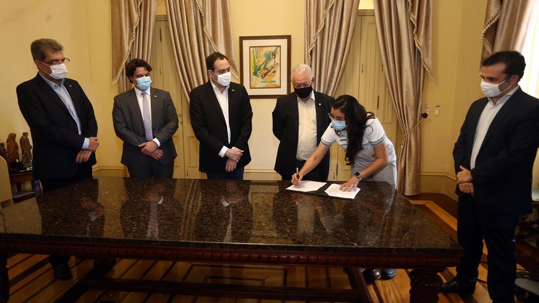 Assinatura de parceira para o Programa de Residência Tecnológica em Ciência de Dados para o Setor Automotivo