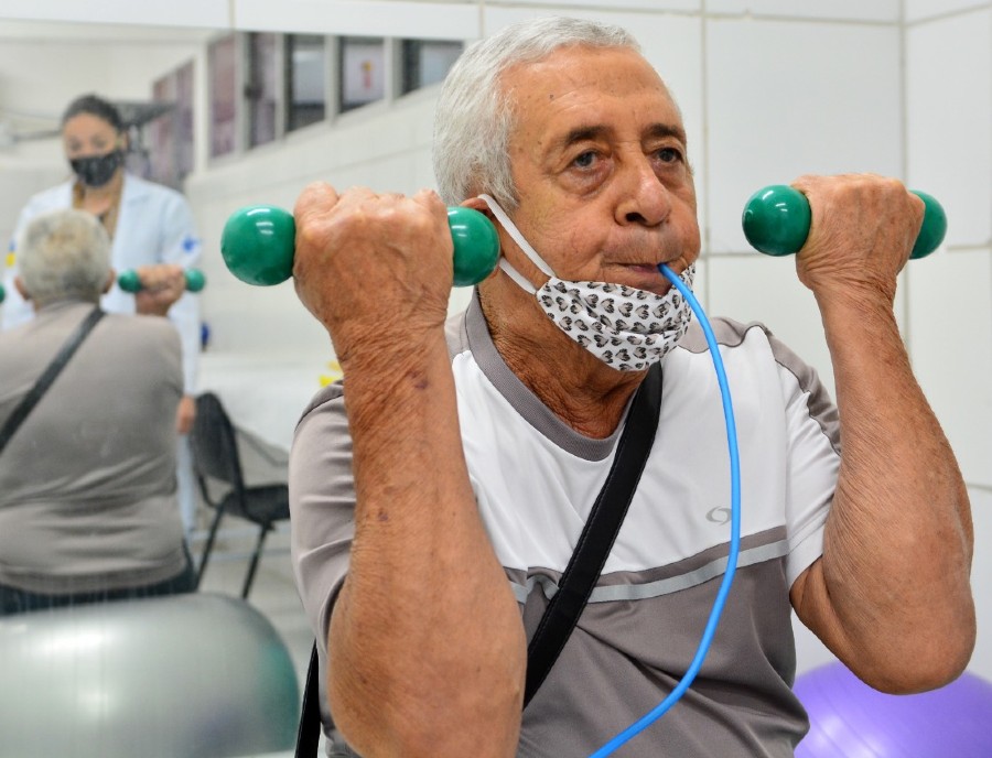 Sivanildo Soares, 70, se dedica às sessões de fisioterapia após a alta