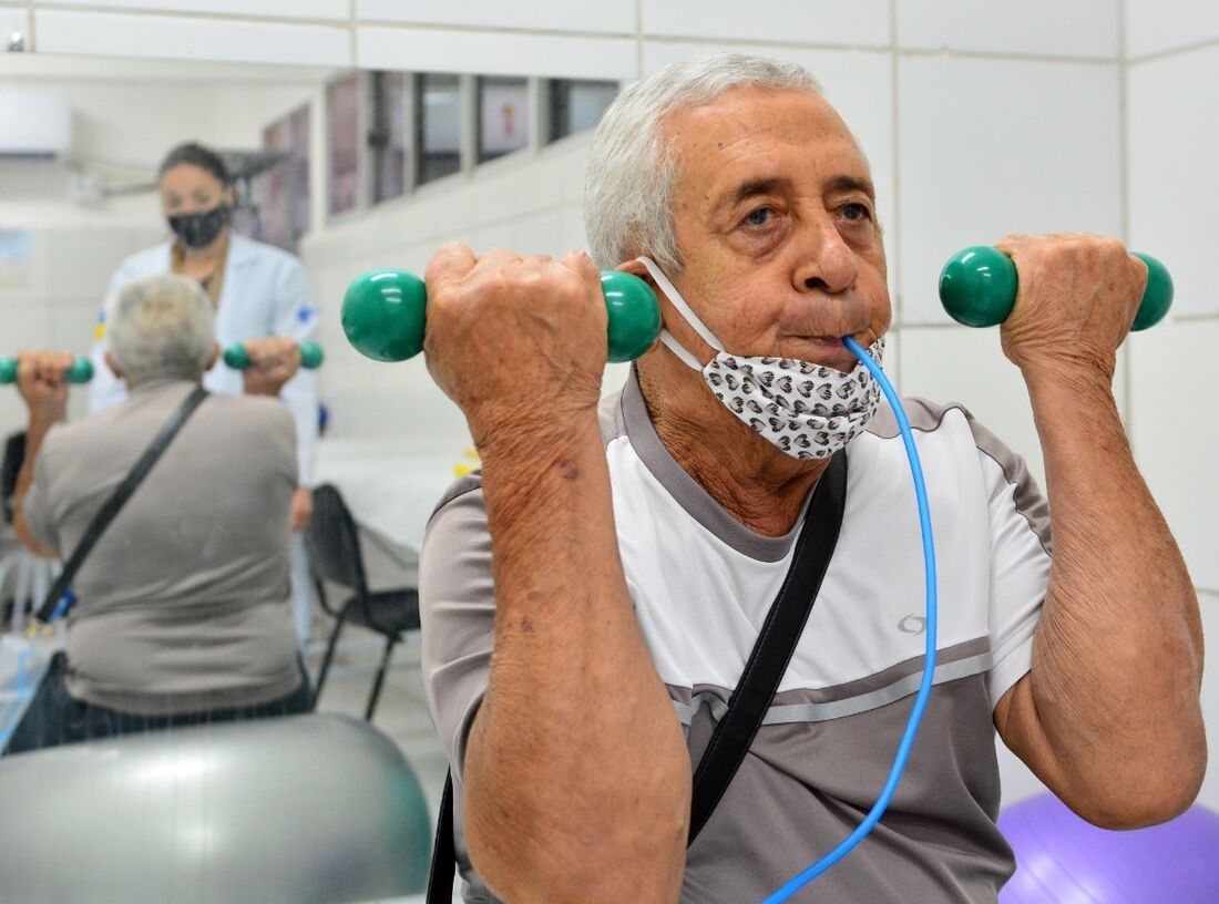 Sivanildo Soares de Souza, 70, teve que fazer exercícios respiratórios após Covid