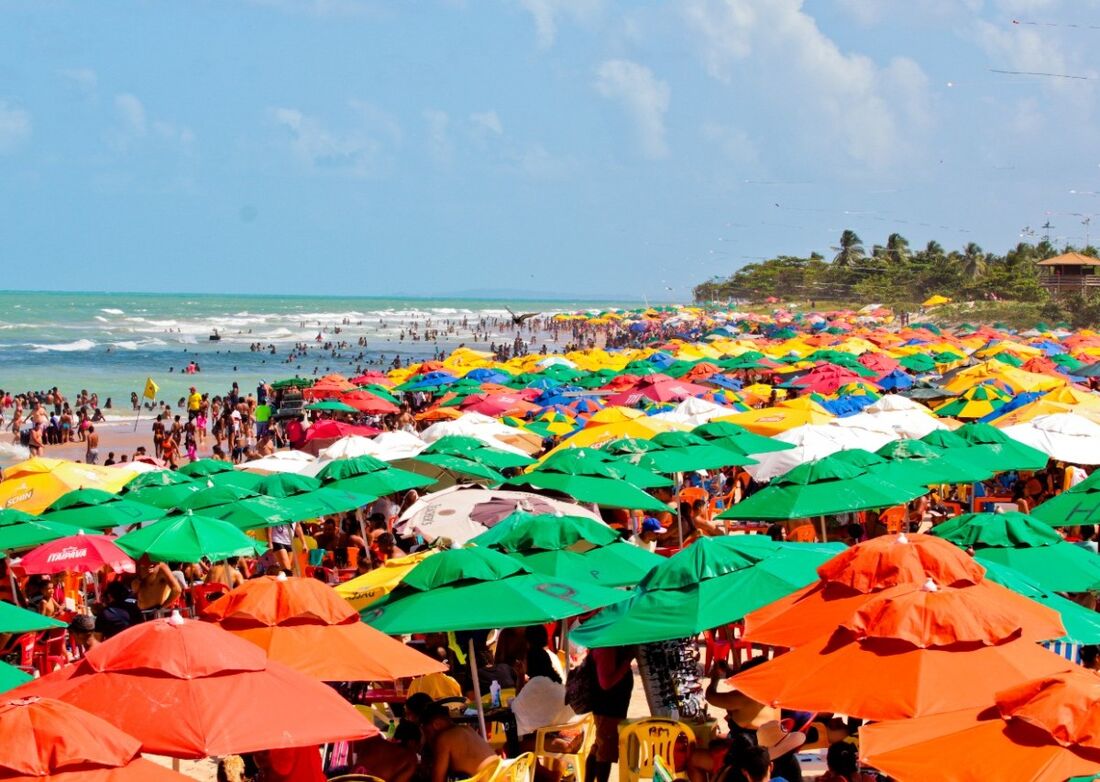 Banhistas lotaram praia do Pina, Zona Sul do Recife, neste domingo (13)