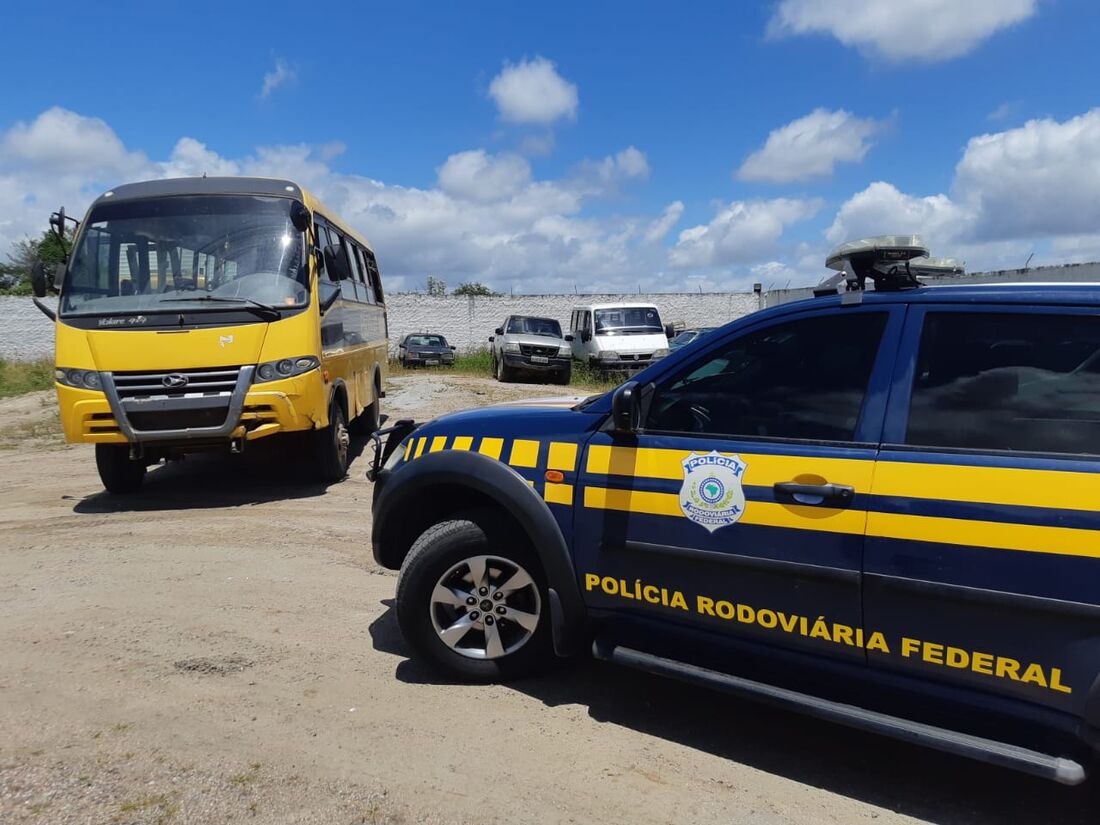 Ônibus escolar foi levado ao pátio da PRF