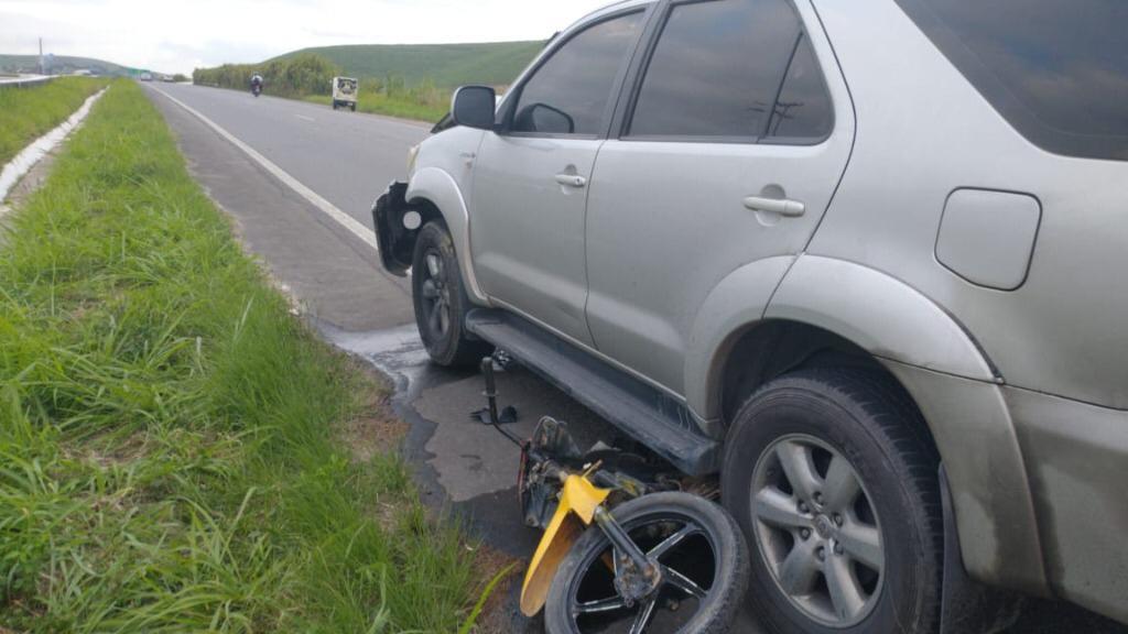 Motociclista atravessou a rodovia para cruzar o canteiro central