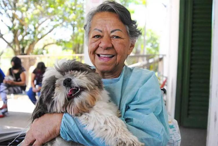 Reencontro da dona com o animal de estimação