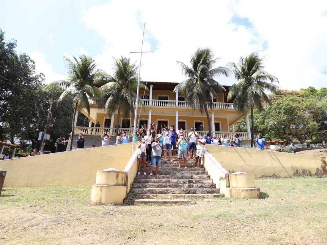 Moradores se reuniram em frente à sede da administração da ilha