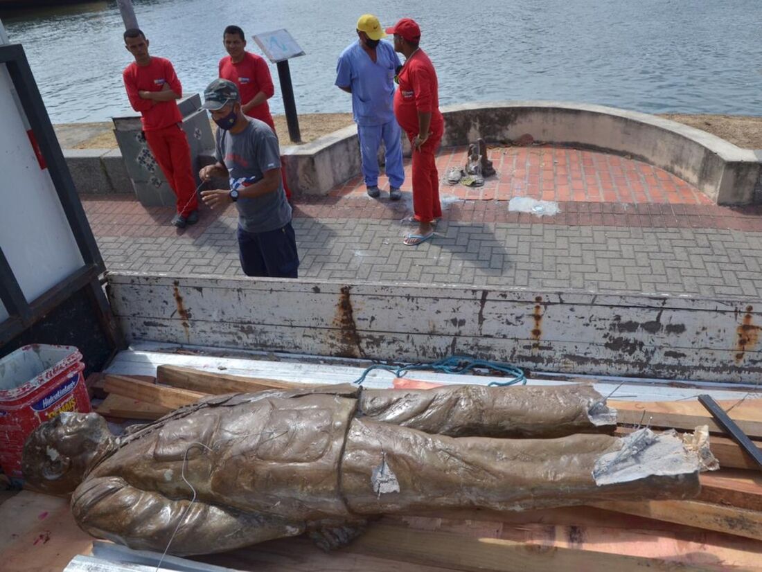 A estátua foi retirada para ser recuperada