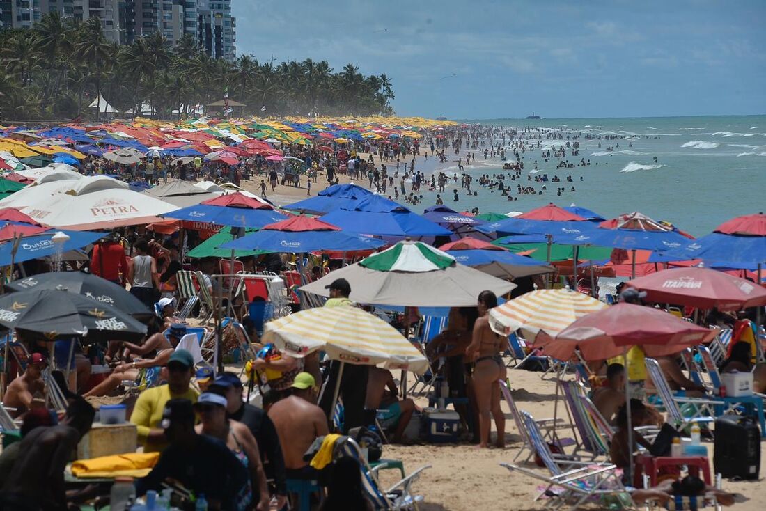 Orla de Boa Viagem ficou lotada neste domingo (27)