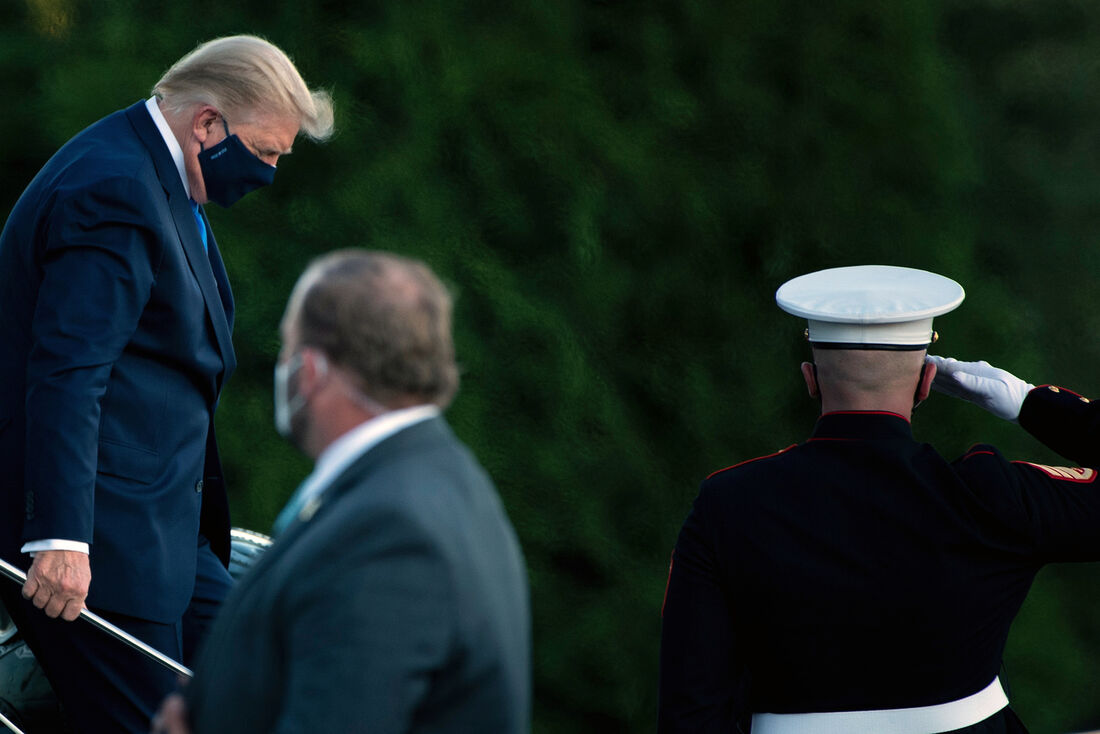 Donald Trump a caminho do hospital em Washington