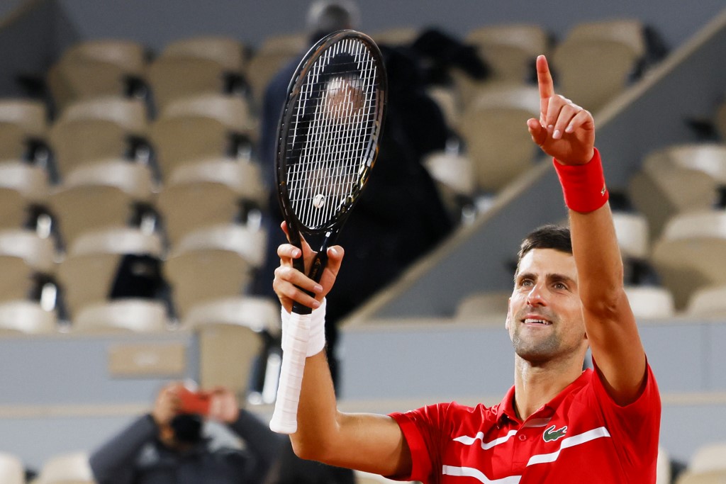 Djokovic vence Tsitsipas e vai à final de Roland Garros