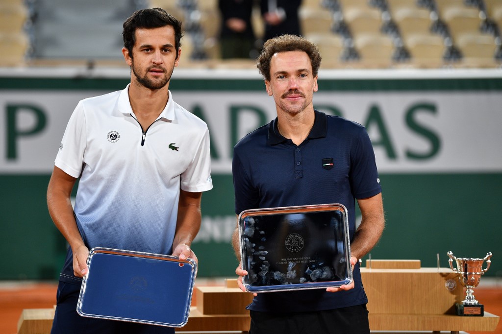 Croata Mate Pavic (esq) e brasileiro Bruno Soares (dir) posam com as premiações do vice-campeonato