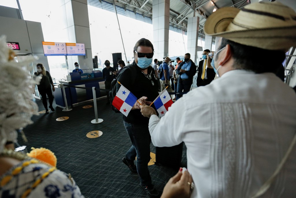 Passageiro é recepcionado no Aeroporto do Panamá