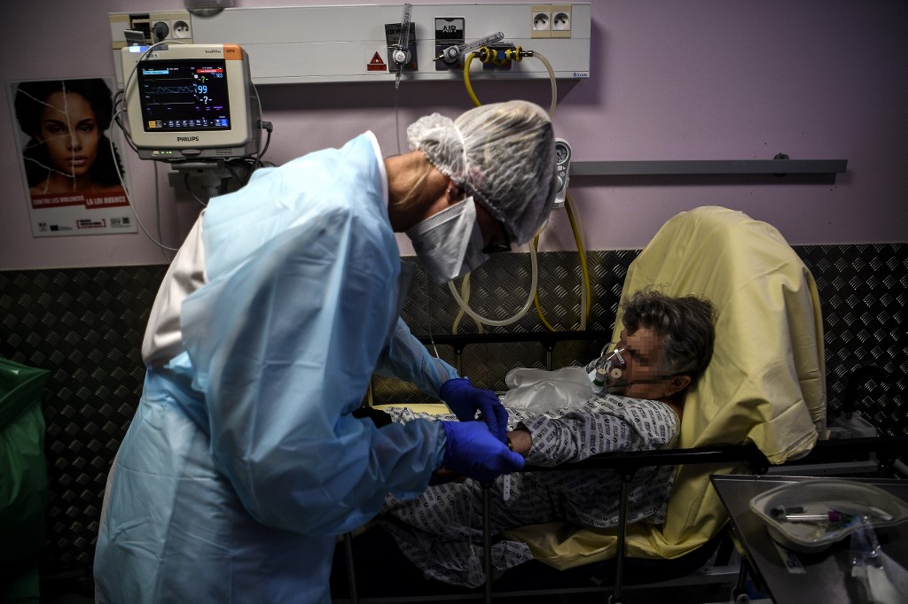 Enfermeira ajuda paciente em hospital de Paris, na França