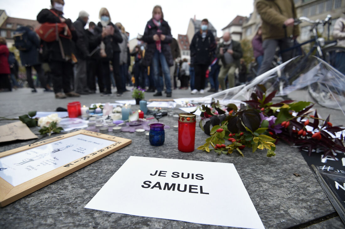 Protesto em Paris pela morte de um professor