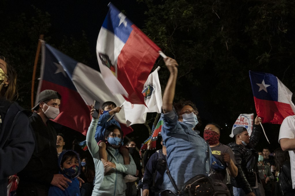 Chilenos comemoram resultado do plebiscito na Plaza Italia, em Santiago