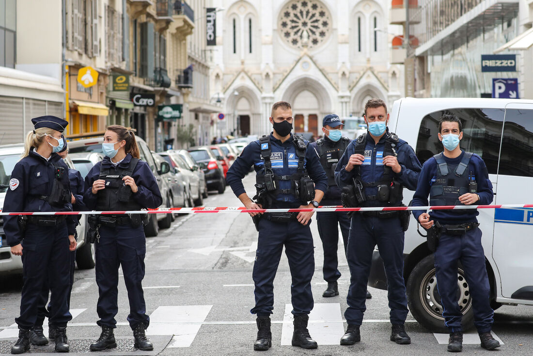 Policiais bloqueando a entrada da Basílica Notre-Dame de l'Assomption, em Nice