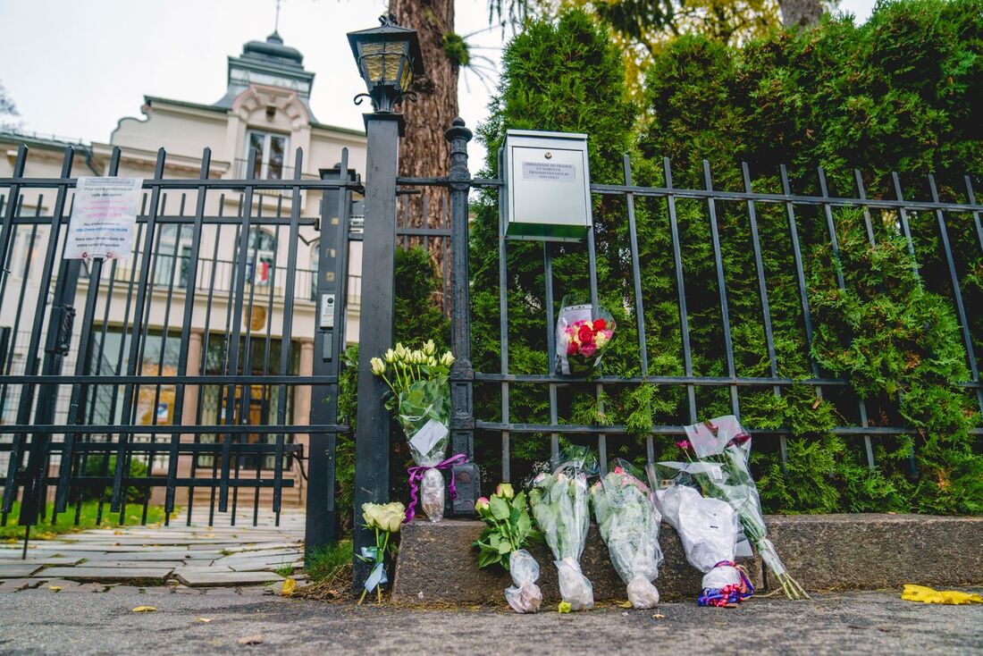 Flores foram colocadas, na fachada da  em frente à Embaixada da França, em Oslo, em homenagem às vítimas do atentado n igreja em Nice, sul da França.